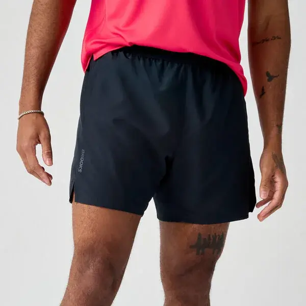 Brooks Pánske bežecké trenírky Brooks 2v1 Dash Short čierne